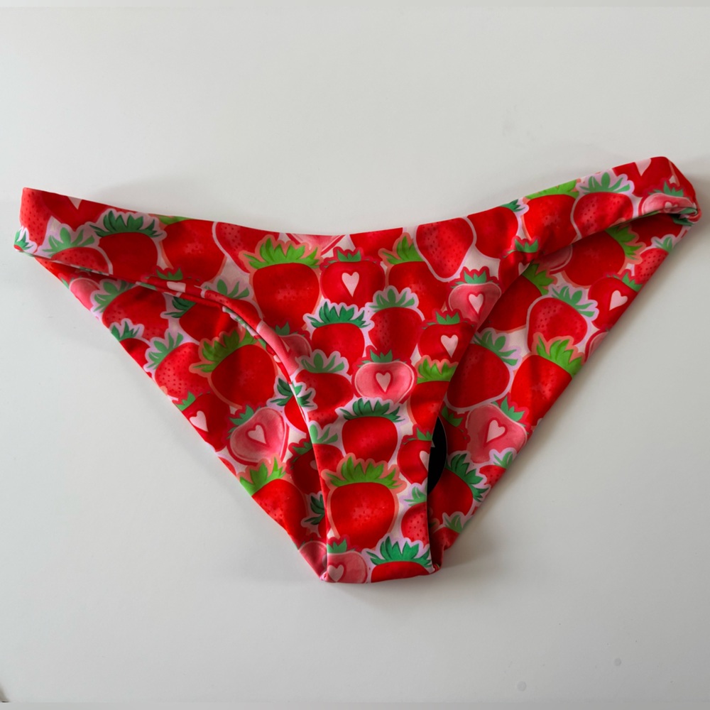 Strawberry Kiss Adrift Bottom